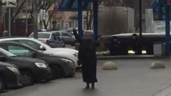 Mosca, orrore in centro: una donna urlando “Allah Akbar” tiene in mano la testa mozzata di una bimba